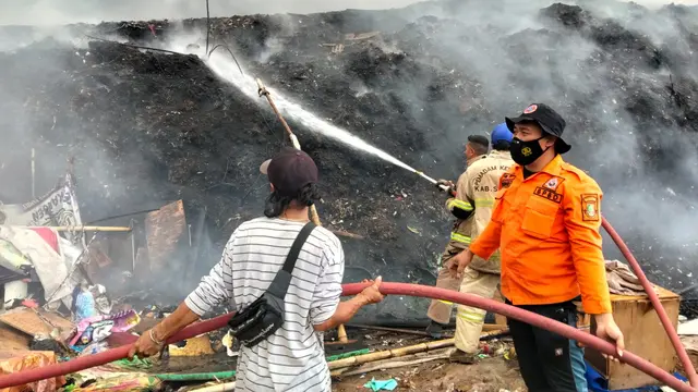Kebakaran TPA Cikundul di Kelurahan Situmekar, Kecamatan Lembursitu, Kota Sukabumi. (Liputan6.com/Fira)