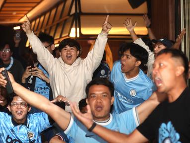 Fans City melakukan selebrasi saat Roaring Night Manchester City vs Manchester United di Babahramu Dine &amp; Bar, Episode Hotel, Gading Serpong, Tangerang, Minggu (3/3/2024). (Bola.com/M Iqbal Ichsan)