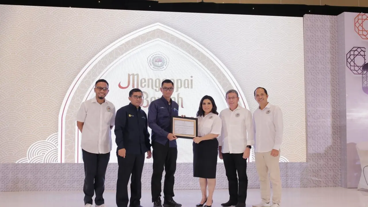 PT PLN (Persero) memberikan penghargaan kepada Indonesian National Shipowners' Association (INSA) atas dukungannya saat mengatasi krisis energi primer pada awal 2022 ini. (Dok PLN)