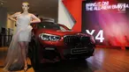 Model berpose di samping The All New BMW X4 First-ever seri terbaru saat peluncuran di Jakarta, Kamis (7/2). BMW X4 adalah versi xDrive30i M Sport X  mesin 4 silinder Valvetronic TwinPower Turbo Double VANOS berkapasitas 2.000cc. (Merdeka.com/Dwi Narwoko)