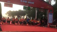 Sejumlah penyandang disabilitas mengikuti lomba Lo Gue Run 2020 di Monas, Jakarta. (Liputan6.com/Muhammad Radityo Priyasmoro)