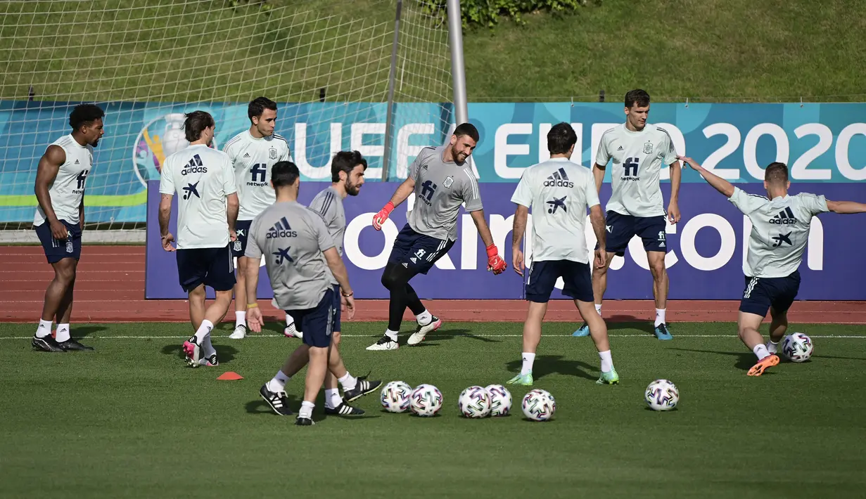 Para pemain Spanyol mengambil bagian dalam sesi latihan di Ciudad del Futbol di Las Rozas dekat Madrid (3/7/2021). Spanyol akan menghadapi Italia pada babak semifinal Euro 2020  di Stadion Wembley, Inggris. (AFP/Javier Soriano)