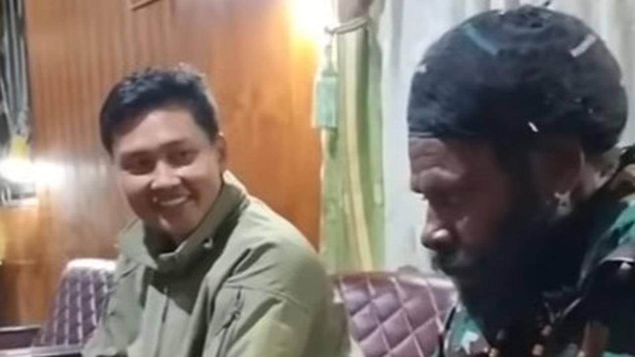 Panglima perang Moro bersama dua anggota Kopassus mendapat undangan untuk tiba ke rumah dinas Sekretaris Daerah (Sekda) Kabupaten Puncak Jaya, Tukiman.