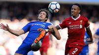Bek Chelsea, Marcos Alonso berusaha menghalau bola kejaran pemain Liverpool Nathaniel Clyne selama pertandingan lanjutan Liga Inggris di Stamford Bridge di London (6/5). Chelsea menang tipis atas Liverpool 1-0. (AP Photo/Kirsty Wigglesworth)