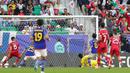 Kiper Timnas Indonesia, Ernando Ari Sutaryadi kebobolan gol ketiga dari Jepang melalui bunuh diri bek Justin Hubner (kanan) pada laga ketiga Grup D Piala Asia 2024 di Al-Thumama Stadium, Doha, Qatar, Rabu (24/1/2024) malam WIB. (AFP/Giuseppe Cacace)