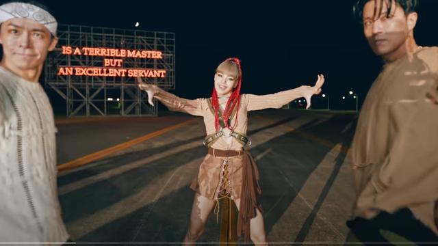Lisa Blackpinkdalam video Money. (tangkapan layar YouTube/ Blackpink)