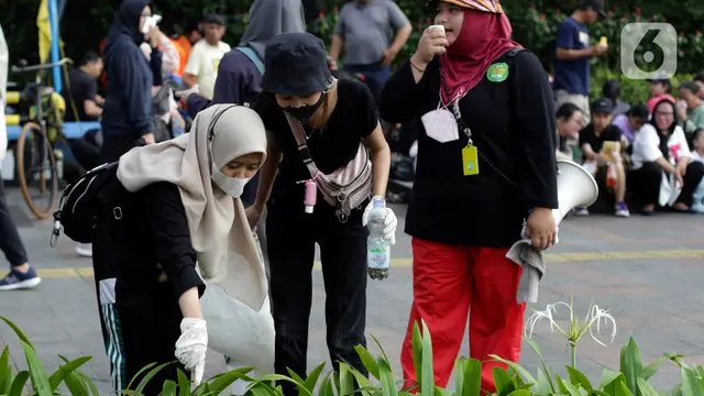 Aksi Memunguti Puntung Rokok di CFD Jakarta