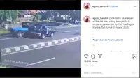 Tak Mau Mengalah, Mobil Kembar Alami Kecelakaan