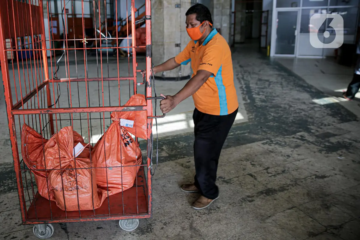 FOTO: Jelang Lebaran, Pengiriman Paket Via Pos Naik 20 Persen