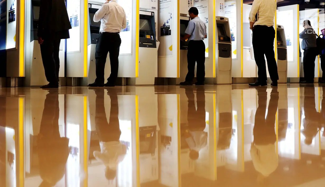 Nasabah saat melakukan transaksi keuangan di ATM Mandiri Jakarta, Selasa (6/6). PT Bank Mandiri (Persero) Tbk menyiapkan dana tunai sebesar Rp23,5 triliun atau Rp1,1 triliun per hari selama bulan ramadan hingga lebaran. (Liputan6.com/Angga Yuniar)
