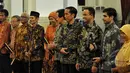 Presiden Joko Widodo berpose bersama kepada tokoh film nasional saat peringatan Hari Film Nasional ke-65 di Istana Negara, Jakarta, Senin (30/3/2015). (Liputan6.com/Faizal Fanani)