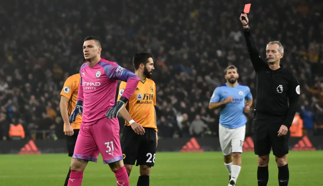 Kiper Manchester City Ederson mendapat kartu merah dari wasit Martin Atkinson pada pertandingan Liga Inggris di Molineux Stadium, Wolverhampton, Inggris, Jumat (27/12/2019). Wolverhampton Wanderers menang 3-2. (AP Photo/Rui Vieira)