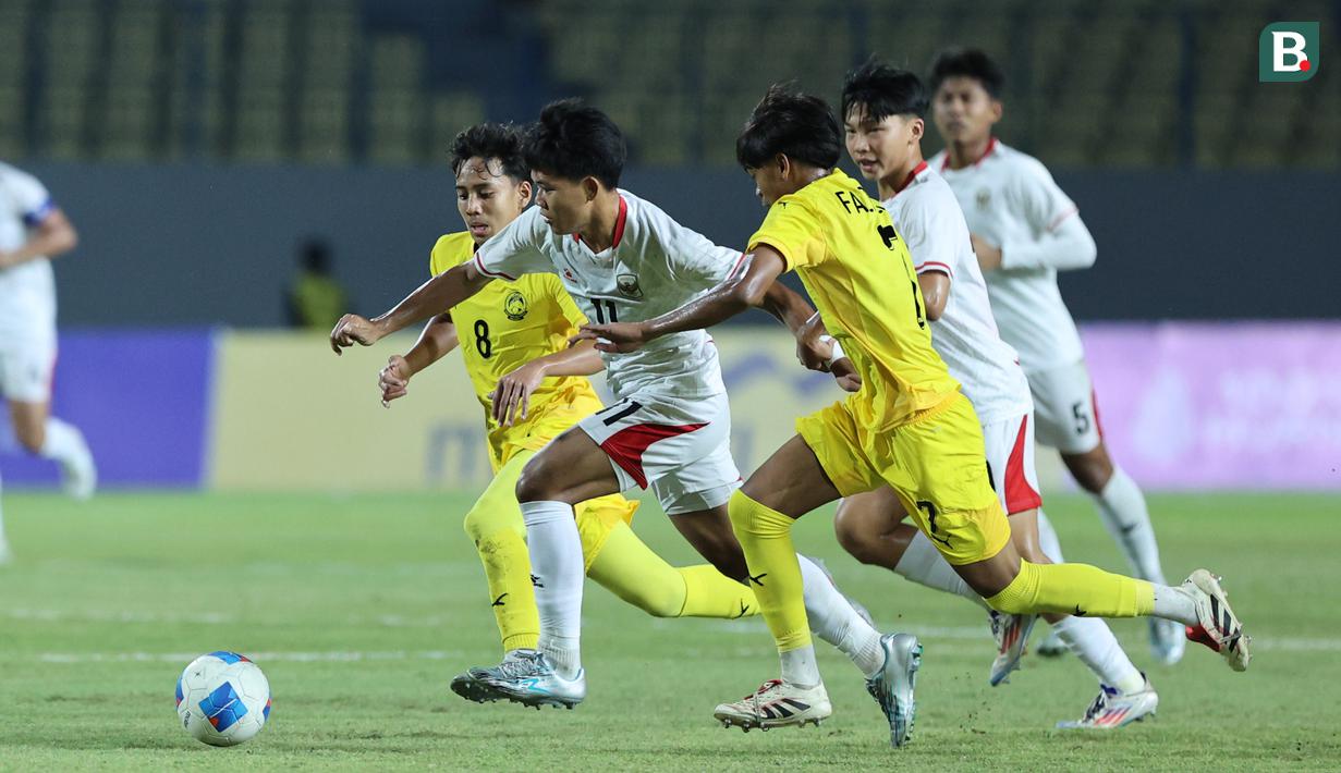 Skuad Garuda Muda takluk dengan skor 0-1 dari Timnas Malaysia dalam laga yang berlangsung di Gelora Joko Samudro, Gresik, Jawa Timur. (Bola.com/M Iqbal Ichsan)