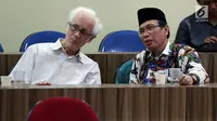Rais Syuriah NU, KH Masdar Farid Mas'udi bersama Franz Magnis-Suseno hadir dalam diskusi, di Jakarta, Rabu (13/12).  Diskusi tersebut membahas "Hubungan Islam dan Pancasila". (Liputan6.com/JohanTallo)