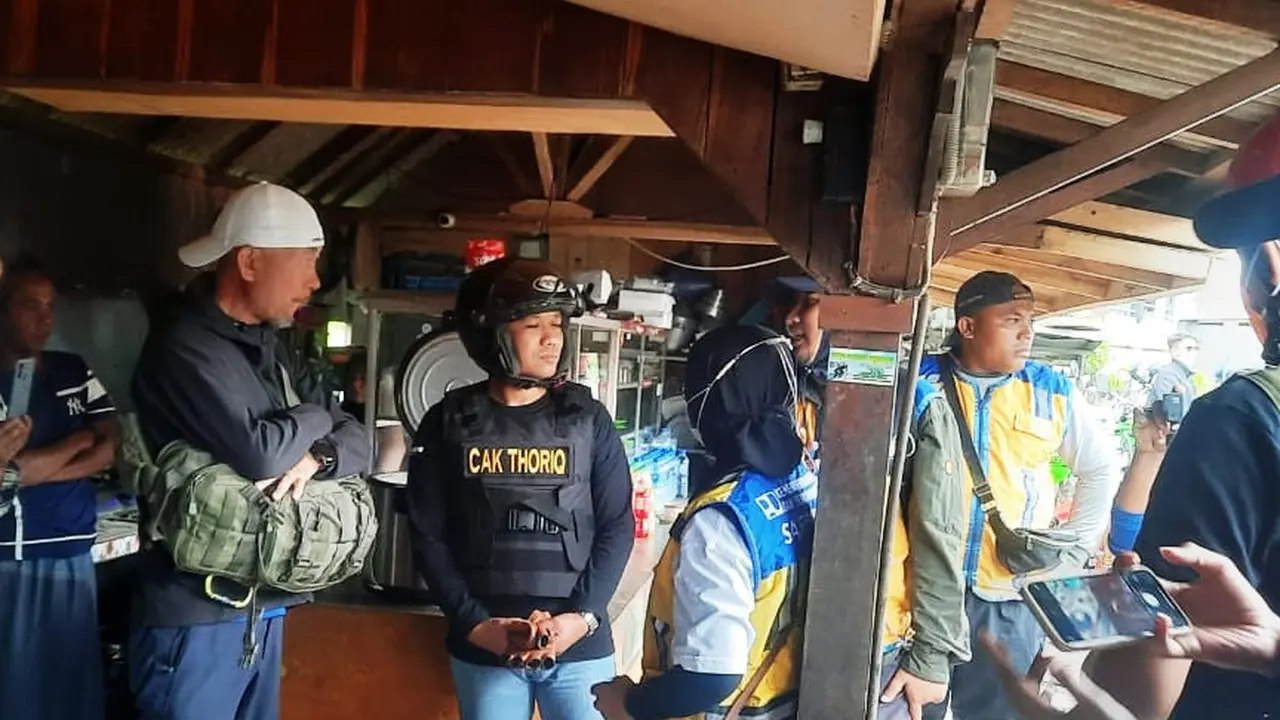 Bupati Lumajang Thoriqul Haq berdiskusi dengan Kepala Seksi Pelaksanaan Sungai dan Pantai Balai Besar Wilayah Sungai (BBWS) Brantas, Ima Sholikhati  di kawasan terdampah APG Gunung Semeru (Istimewa)