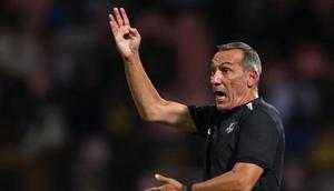 Pelatih Wehda asal Yunani, Georgios Donis, memberi isyarat selama pertandingan Liga Pro Saudi antara Al-Ittihaq dan Al-Wehda di Stadion King Abdul Aziz di Mekah, pada 28 Agustus 2023. (Abdel Ghani BASHIR/AFP)