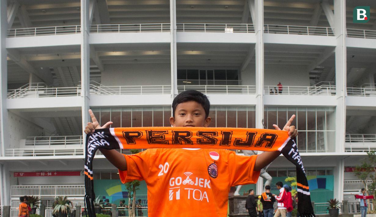 Seorang The Jakmania Cilik berpose sebelum menyaksikan laga Persija Jakarta melawan Tampines Rovers pada laga AFC Cup di SUGBK, Jakarta, Rabu (28/2/2018). Persija menang 4-1 atas Tampines Rovers. (Bola.com/Asprilla Dwi Adha)
