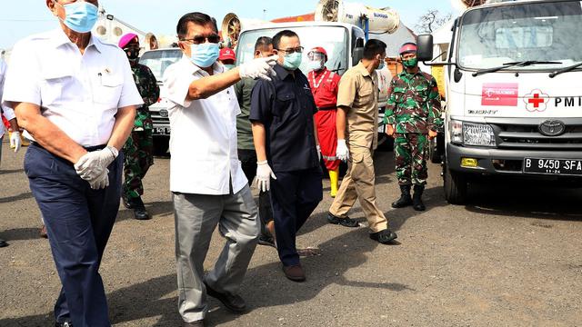 Menko Kemaritiman dan Investasi  Luhut Binsar Pandjaitan bersama Ketua Umum PMI Jusuf Kalla meninjau Gudang Darurat PMI untuk Penanganan Covid-19 di Jakarta. (Foto: Ade Danhur/TimJK)