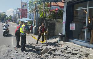 Petugas kepolisian mengamankan TKP got meledak di Badung Bali. (Liputan6.com/ Destarita)