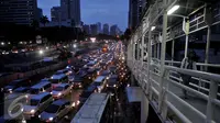 Kondisi arus lalu lintas pada sore hari di kawasan Sudirman saat uji coba penghapusan 3 in 1, Jakarta, Selasa (5/4). Di hari pertama uji coba, arus lalu lintas di jalur 3 in 1  bertambah macet. (Liputan6.com/Johan Tallo)