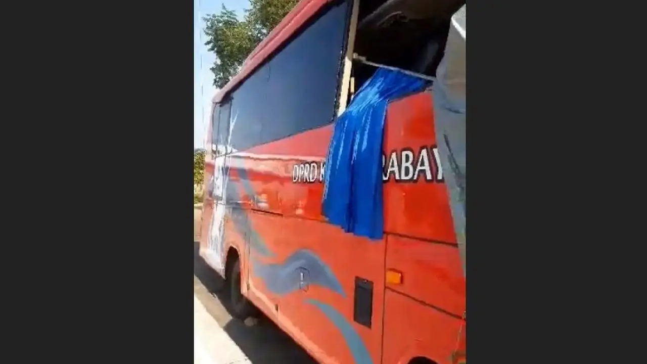 Bus DPRD Surabaya kecelakaan di Tol Grati Pasuruan. (Istimewa)