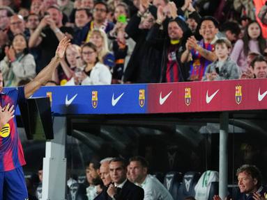 Momen emosional langsung menyelimuti markas Barcelona setelah Robert Lewandowski menyampaikan salam perpisahan kepada para pendukung. (AP Photo/Joan Mateu Parra)