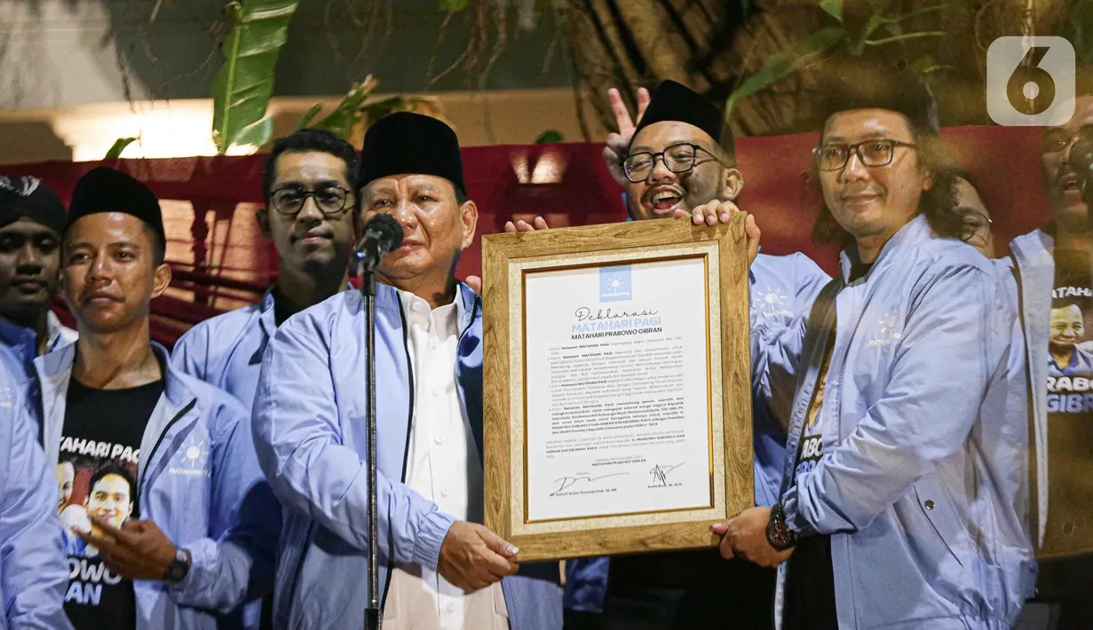 Calon presiden nomor urut dua Prabowo Subianto (kedua kiri) menerima piagam deklarasi dari Panglima relawan Matahari Pagi Setiabudi saat menerima deklarasi dukungan Matahari Pagi di Jakarta, Sabtu (18/11/2023). (Liputan6.com/Faizal Fanani)