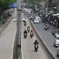 Pengendara motor melintasi jalur bus Transjakarta di kawasan Pasar Rumput, Jakarta, Rabu (20/2). Kamera pengawas atau CCTV akan dipasang di setiap halte Transjakarta yang terintegrasi dengan Ditlantas Polda Metro Jaya. (Liputan6.com/Immanuel Antonius)