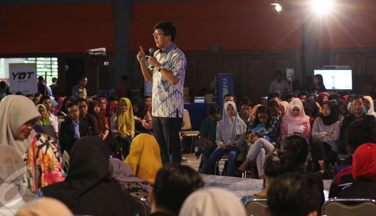 Wakil Direktur Utama Emtek, Sutanto Hartono,saat menjadi pembicara dalam acara Emtek Goes to Campus (EGTC) 2017 di Malang, Jawa Timur, Rabu (3/5). (Liputan6.com/Helmi Afandi)