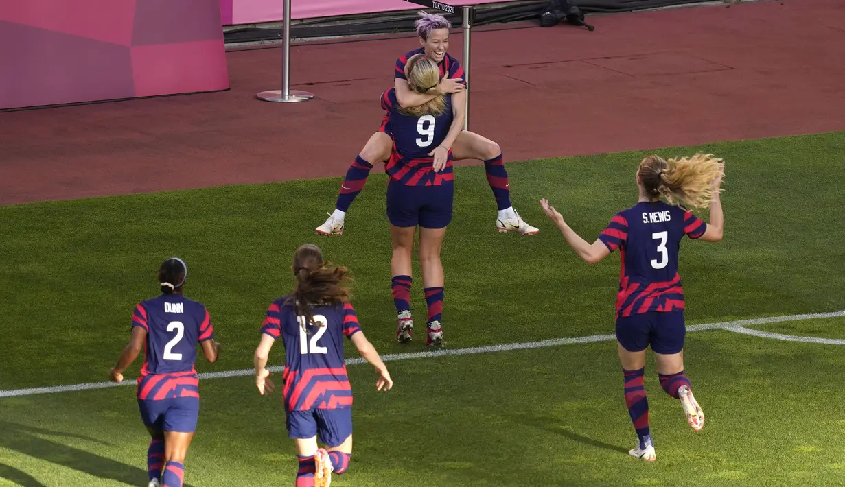 Amerika Serikat keluar sebagai pemenang usai kalahkan Australia pada cabang olahraga sepak bola putri Olimpiade Tokyo 2020 di pertandingan perebutan medali perunggu. Mereka berhasil menang tipis dengan skor 4-3. (Foto: AP/Kiichiro Sato)