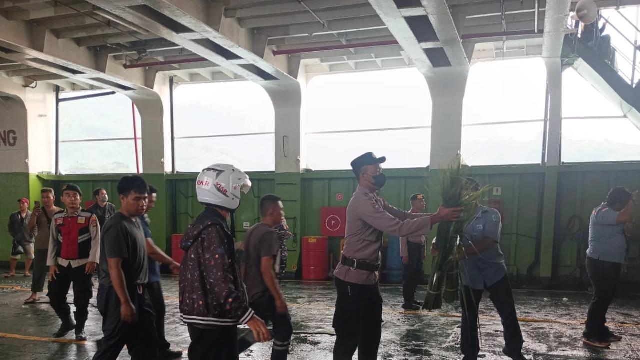 Truk Bermuatan Dedak dan Jagung Terguling di Kapal Ferry