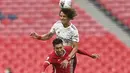 Penyerang Liverpool, Roberto Firmino berebut bola udara dengan bek Arsenal, David Luiz pada laga Community Shield di stadion Wembley di London, Sabtu, (29/8/2020). (Justin Tallis / Pool via AP)