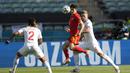 Tampil saling serang di awal laga, Wales memperoleh peluang pertama lewat akselerasi Daniel James yang melepaskan umpan kepada gelandang Kieffer Moore pada menit ke-15. Tandukannya masih dapat ditepis kiper Swiss, Yann Sommer. (Foto: AP/Darko Vojinovic/Pool)