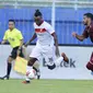 Bek PSM Makassar, Hasim Kipuw (kanan) berusaha mengejar striker Borneo FC, Guy Junior dalam laga matchday ke-3 Grup B Piala Menpora 2021 di Stadion Kanjuruhan, Malang, Rabu (31/3/2021). PSM bermain imbang 2-2 dengan Borneo FC. (Bola.com/M Iqbal Ichsan)