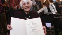 Ingeborg Rapoport akhirnya mendapat gelar doktor setelah menanti 80 tahun (Reuters)