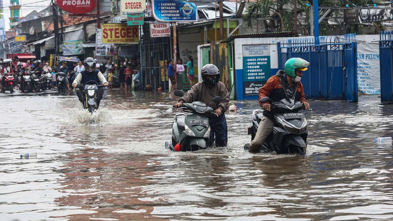 Kondisi terkini jalan penghubung Tangerang-Jakarta lumpuh akibat banjir