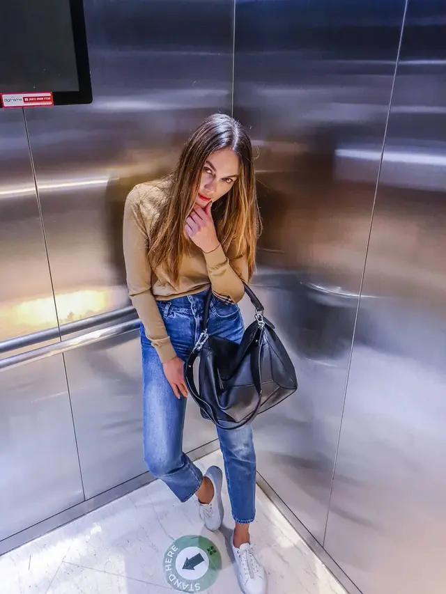 Jeans dengan potongan lurus yang dikenakan oleh Luna Maya