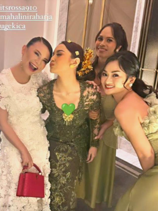 Potret Rossa dan Mahalini Raharha di Acara Tunangan