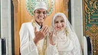 Bek Persebaya, Rachmat Irianto, resmi menikahi Siti Qonita pada Minggu (1/11/2020). (Dok Persebaya).