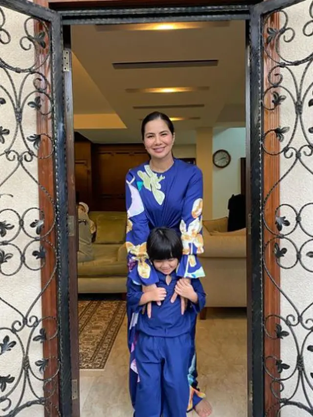 Tepis Kabar Rumah Tangga Retak, Ini 6 Momen Engku Emran Lebaran Bareng Istri