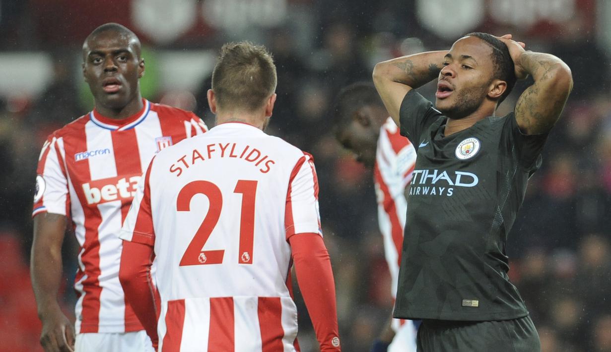 Ekspresi pemain Manchester City, Raheem Sterling saat gagal mecetak gol ke gawang Stoke City pada lanjutan Premier League di Bet 365 Stadium, Stoke, (13/3/2018). Manchester City menang 2-0. (AP/Rui Vieira)