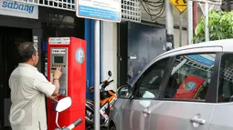 Warga saat melakukan transaksi dengan mesin terminal parkir elektronik (TPE)  di jalan Sabang, Jakarta, Kamis (25/2). Pemprov DKI Jakarta berencana menambah mesin terminal parkir elektronik (TPE) atau parkir meter. (Liputan6.com/Yoppy Renato)