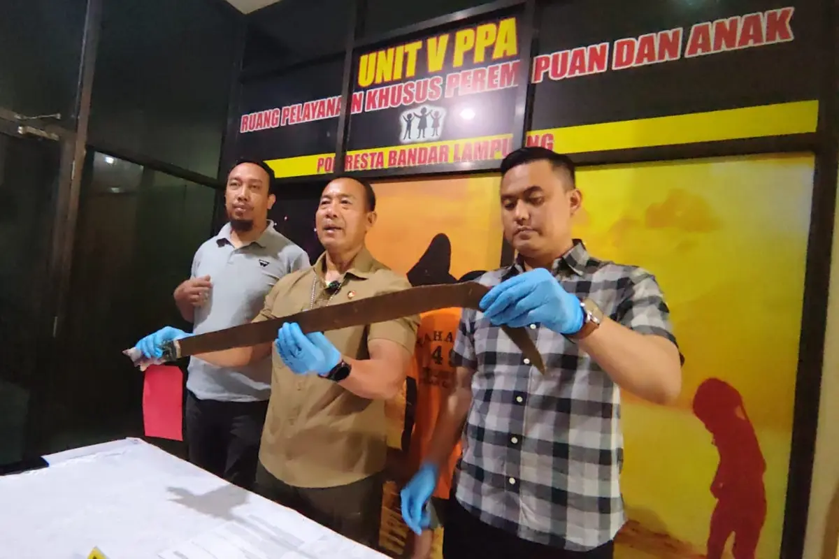 Barang bukti senjata tajam jenis corbek yang digunakan tersangka membacok korban hingga tewas. Foto : (Liputan6.com/Ardi).