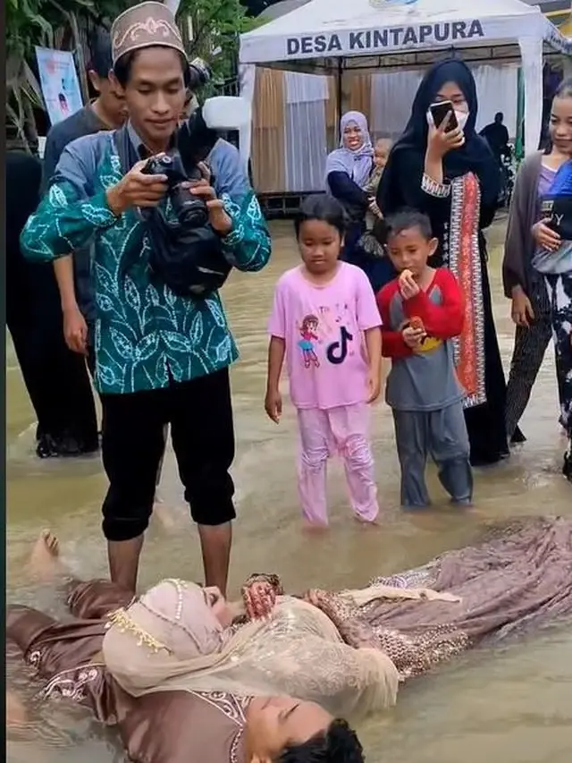 Viral Pasangan Pengantin Ini Lakukan Pemotretan di Tengah Banjir, Curi Perhatian