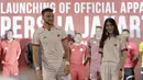 Marko Simic didampingi model cantik dengan jersey tandang pada Launching Official Apparel di Springhill, Kemayoran, Jakarta (2/2/2018). Persija Jakarta menggandeng Specs sebagai penyuplai apparel Macan Kemayoran musim 2018/2019. (Bola.com/Nick Hanoatubun)