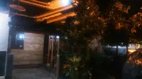 Pascapenangkapan itu, rumah Tri Satya di Benda Baru, Kecamatan Pamulang, sepi pada Selasa 1 Desember 2015 malam. (Liputan6.com/Naomi Trisna)