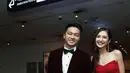Penampilan pemain film Cinta Laki-Laki Biasa itu makin gagah saat bersanding dengan Mikha Tambayong. Sang kekasih sendiri mengenakan gaun panjang bernuansa merah cerah. (Liputan6.com/IG/@devamahenra).