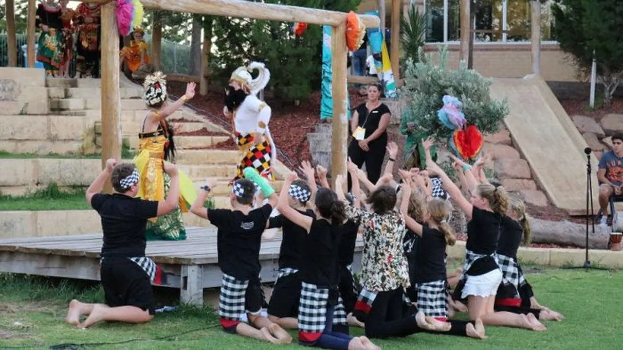 Tari Kecak yang dibawakan murid SD Peter Moyes di Perth, Australia. (KJRI Perth)