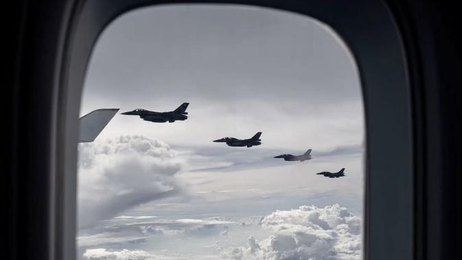 10 Jet Tempur Kawal Kepulangan Raja Yordania Abdullah II