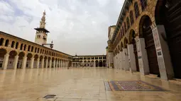 Suasana teras Masjid Umayyad di kota lama Damaskus, Suriah, Selasa (22/5). Masjid ini oleh umat Islam dianggap sebagai tempat suci keempat setelah Masjidil Haram, Masjid Nabawi, dan Masjidil Aqsa. (AFP PHOTO/LOUAI BESHARA)